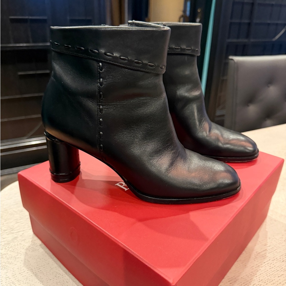 Bernardo 1946 “Gene” Black Heeled Ankle Boots size 9